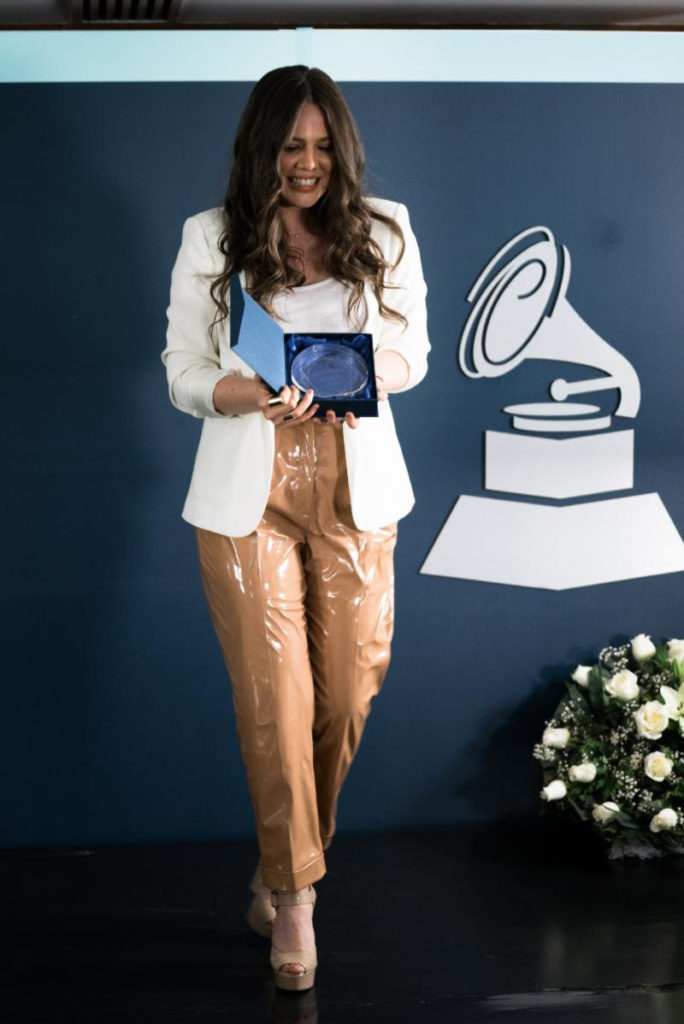 Joy Huerta recibió el reconocimiento Leading Ladies of Entertainmet por parte de la Academia Latina de la grabación