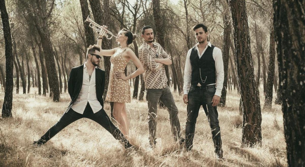 Jenny and The Mexicats lanza ‘Bailando con las farolas’ junto al compositor y cantante El Kanka